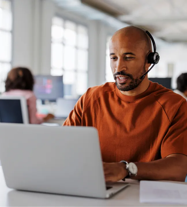 A support team agent helps a NordProtect user.